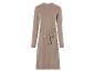 Une robe en tricot beige avec une ceinture.