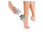 Une femme utilise une lime à pieds électrique Vitalmaxx pour traiter ses talons.