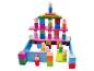 Jouets en bois avec des blocs, des figurines et des planches.