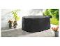 Une housse de protection noire pour une table de jardin ronde.