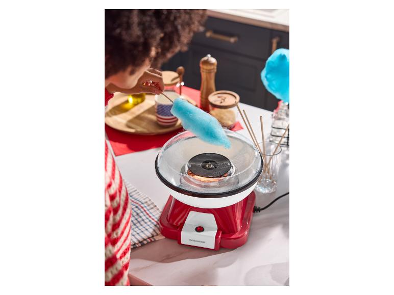 Une personne prépare de la barbe à papa bleue avec une machine à barbe à papa SilverCrest.