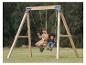 Deux enfants jouent sur une balançoire en bois en extérieur.