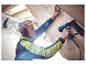 Homme utilisant une agrafeuse/cloueuse pneumatique LIVARNO® pour fixer des panneaux en bois.