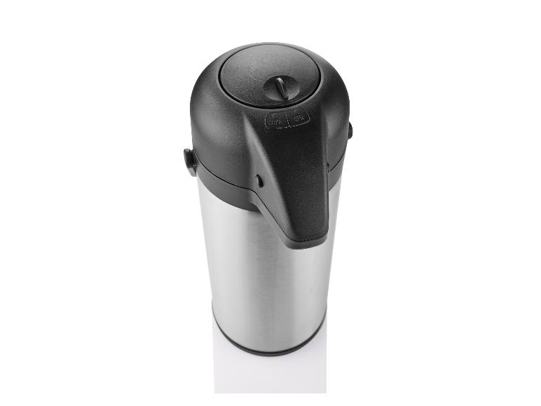 Carafe isotherme en acier inoxydable avec bec verseur.