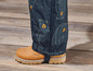 Des bottes marrons avec un pantalon noir à motif d'ours.