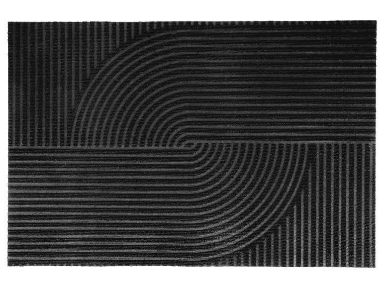 Tapis rectangulaire noir avec un motif géométrique de lignes horizontales et courbes.