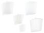 Plusieurs piles de feuilles de plastique transparent ou de protège-documents sur fond blanc.