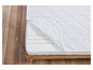 Un matelas blanc avec une housse amovible sur un cadre en bois.