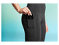 Leggings noirs avec un téléphone Samsung dans la poche.