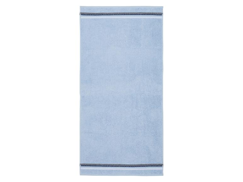 Serviette de bain bleu clair avec des rayures décoratives grises, blanches et bleu foncé