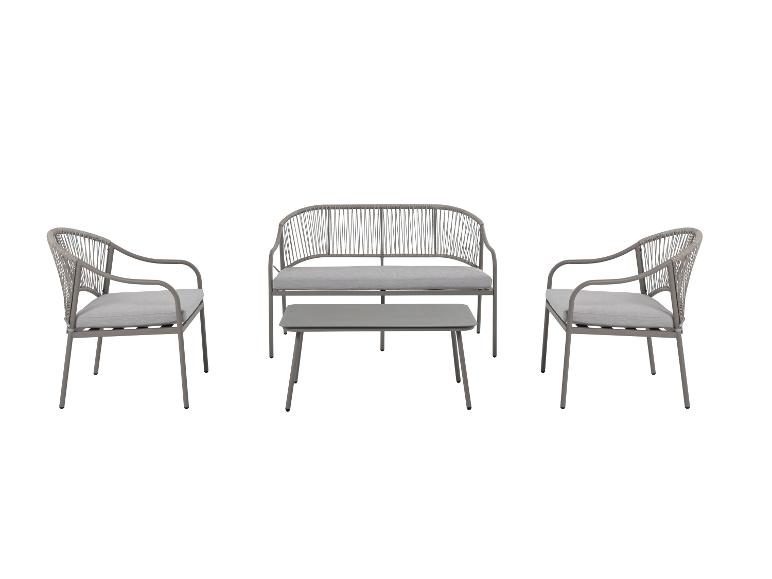 Ensemble de mobilier d'extérieur avec deux fauteuils, un canapé deux places et une table basse.