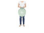 Une femme tient un sac rond vert Bada Bulla.