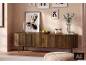 Meuble TV en bois avec décorations abstraites, bougies et plantes.