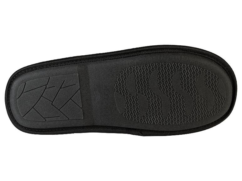 Semelles de pantoufles noires avec motif texturé.