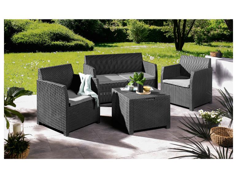 Un salon de jardin en osier noir avec deux fauteuils, un canapé deux places et une table basse