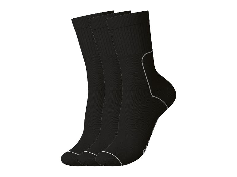 Trois paires de chaussettes noires avec des détails gris.