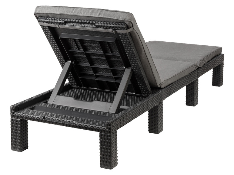 Une chaise longue noire avec des coussins gris