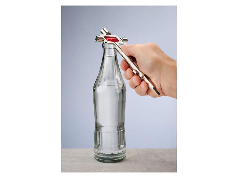 Une main ouvrant une bouteille en verre avec un décapsuleur métallique.