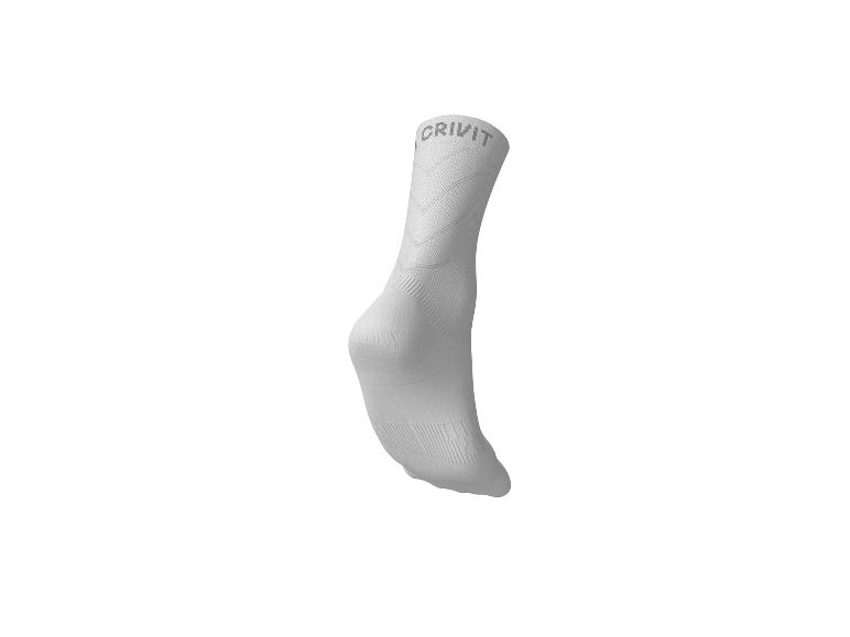Chaussette de sport blanche avec des détails texturés et un logo sur le dessus.