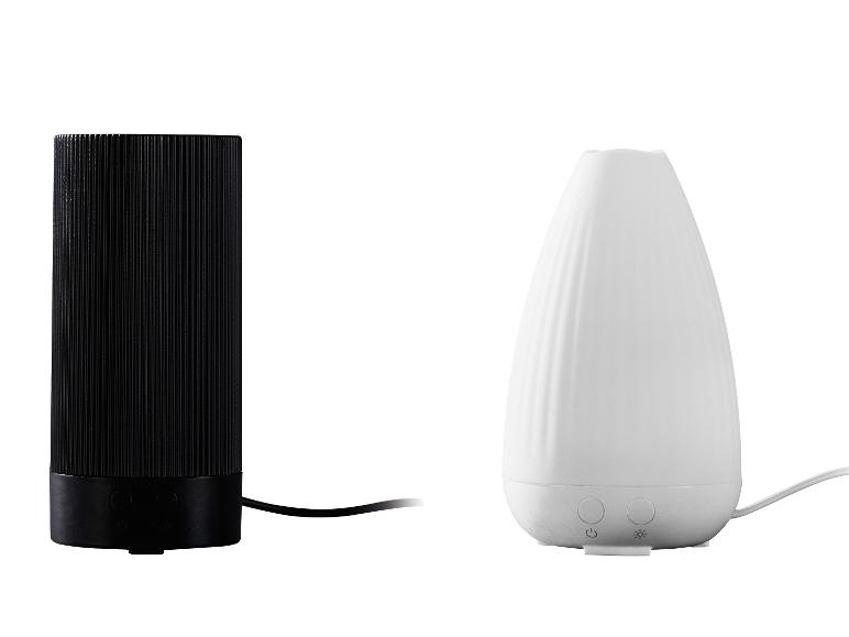 Deux diffuseurs d'arômes : un cylindrique noir et un en forme de goutte blanc.