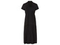 Une robe maxi noire à manches courtes et col en V.