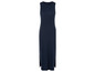 Une longue robe bleu foncé sans manches.