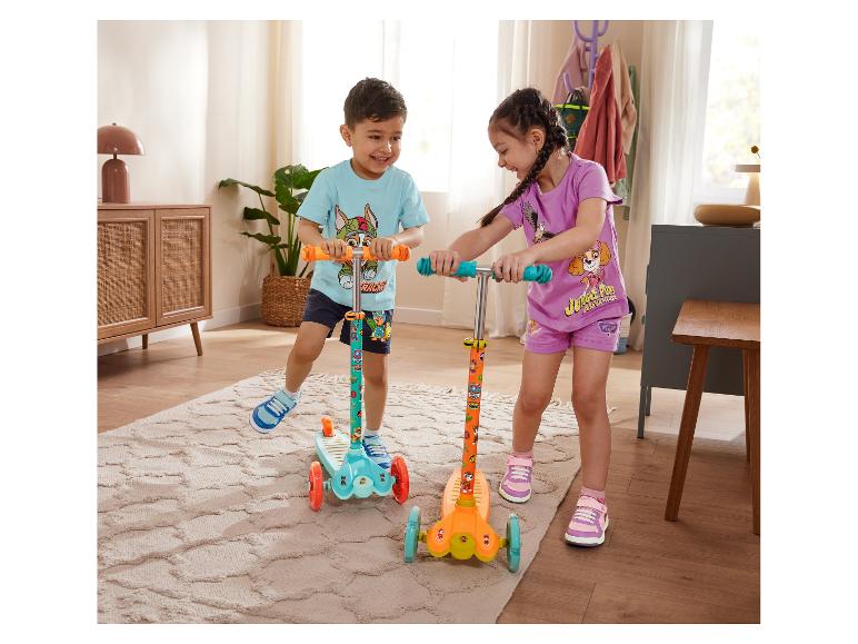 Deux enfants s'amusent avec des trottinettes Paw Patrol.
