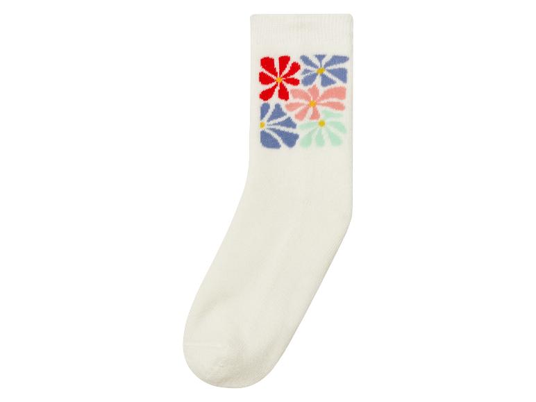 Une chaussette blanche avec des fleurs colorées.