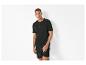 Pyjama homme : t-shirt henley foncé et short imprimé.