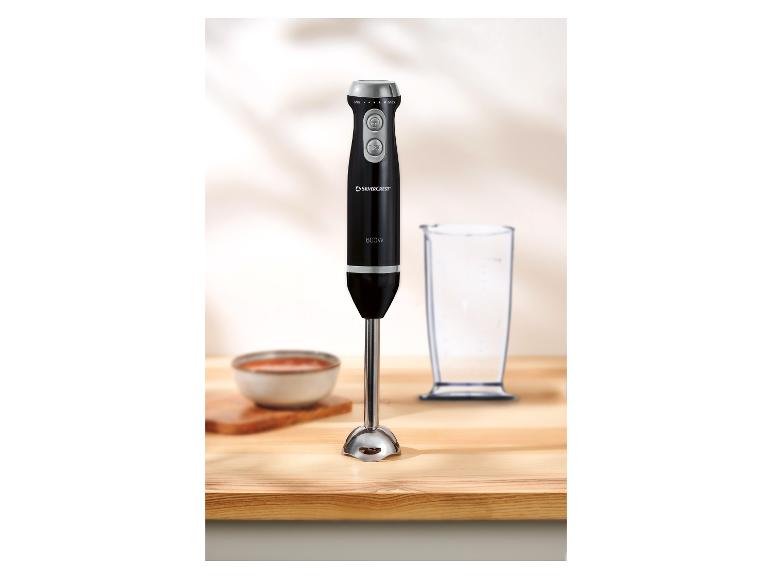 Mixeur plongeant SilverCrest 600 W sur un plan de travail en bois.