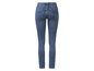 Un jean skinny bleu pour femme.