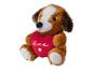Un chien en peluche brun tenant un cœur rouge avec l'inscription 'love'.