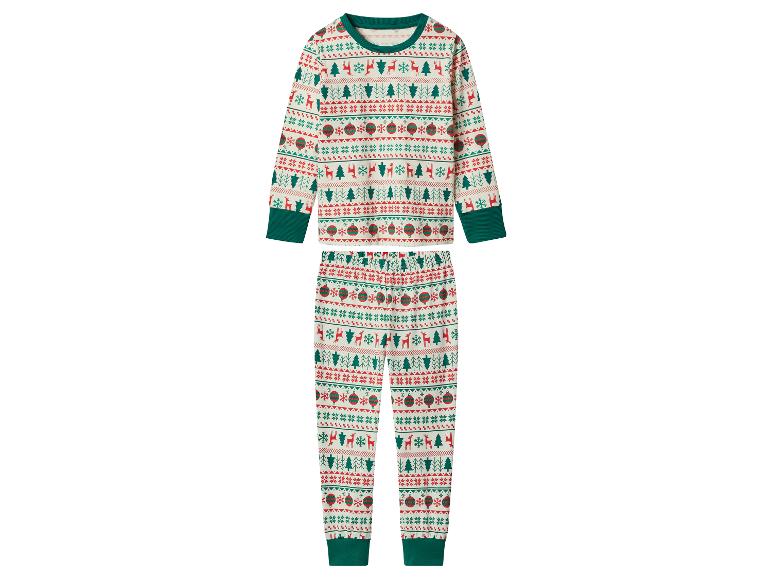 Pyjama de Noël avec motif de rennes et de sapins, en rouge, vert et blanc.