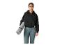Femme portant un sweat à capuche et un legging, tenant un tapis de yoga.