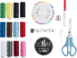 Kit de couture avec bobines de fil colorées, épingles, ciseaux, mètre ruban et aiguilles.