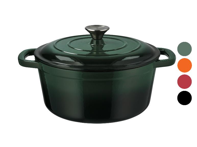 Une cocotte en fonte émaillée verte avec couvercle.