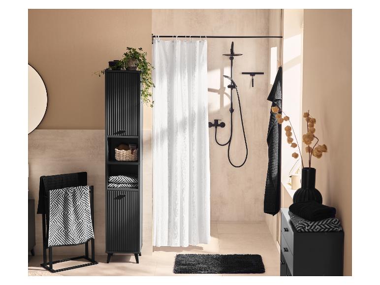 Salle de bain moderne et élégante avec accessoires de douche et organiseurs noirs LIVARNO home.