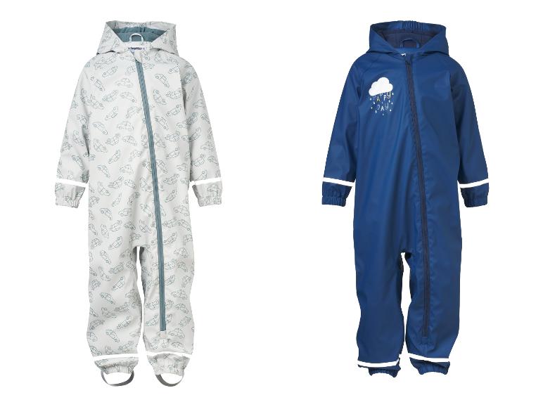 Deux combinaisons de pluie pour enfants : une blanche avec imprimé voitures, l'autre bleue avec imprimé nuage et pluie.