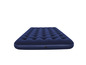 Un matelas pneumatique bleu pour le camping.