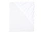 Un drap-housse blanc en coton, plié en biais.