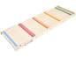 Planche d'équilibre en bois avec barres transversales colorées aux tons pastel