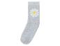 Une chaussette grise avec une marguerite blanche.