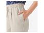 Pantalon beige avec élastique à la taille.