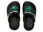 Des tongs Minecraft noires avec des détails verts.