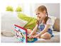 Une fillette joue avec un ordinateur portable pour enfant Paw Patrol.