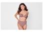 Femme en soutien-gorge beige et culotte taille haute.