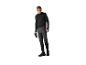 Homme en t-shirt noir à manches longues et pantalon de sport, tenant une bouteille d'eau.