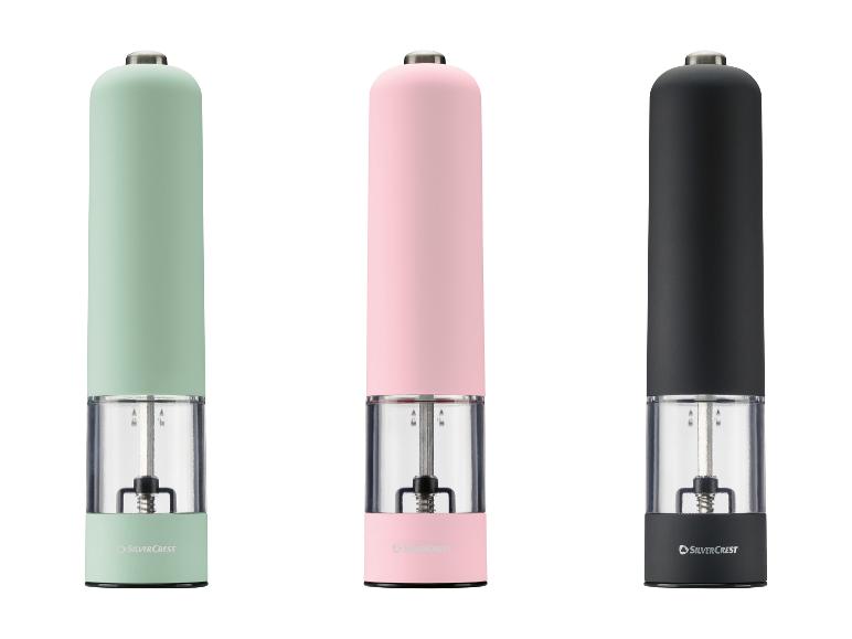 Trois moulins à épices électriques en vert menthe, rose et noir.
