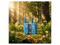 Deux talkies-walkies bleus avec des enfants de dessins animés sur une bûche moussue dans une forêt ensoleillée.