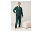 Un homme dans un ensemble de survêtement en polaire vert avec capuche et le logo 'Lazy Day'.
